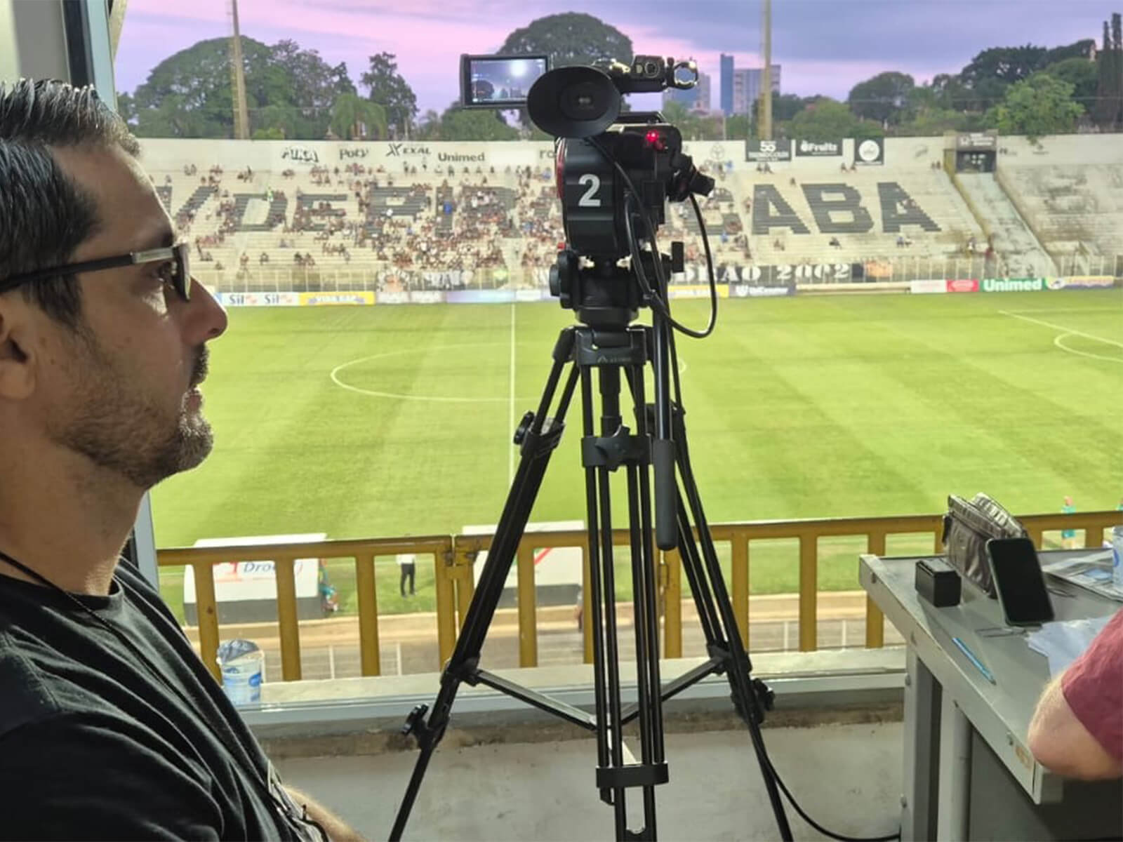 Câmera posicionada para cobertura em estádio de futebol