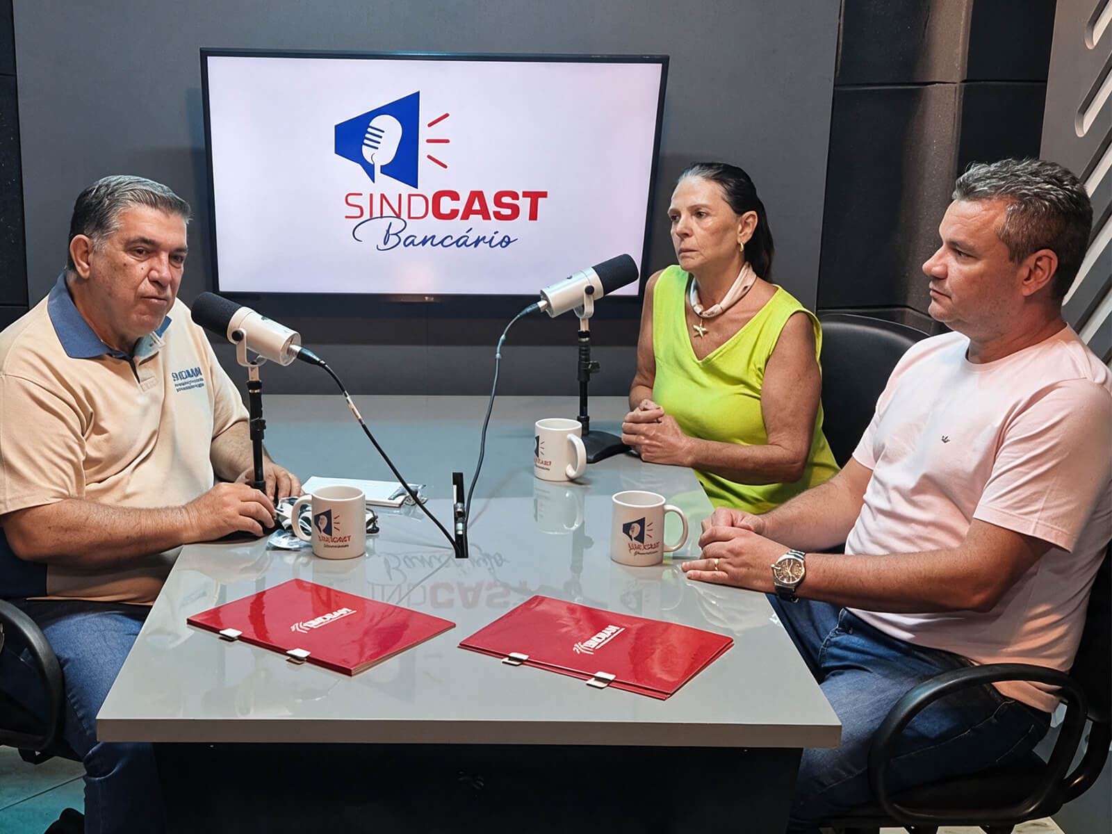 Participantes durante a gravação de um podcast